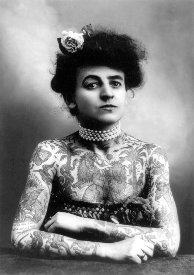 Woman_with_upper_body_tattooed_1907_cph.3a01441